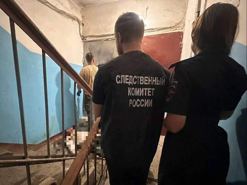Житель Энгельса насмерть забил мужчину в подъезде и пытался избежать наказания